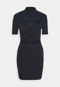 Mörkblå stickad klänning med hög krage, korta ärmar, öppen framtill med snoddad design och figursydd silhuett. Slät textur, kroppsnära passform.