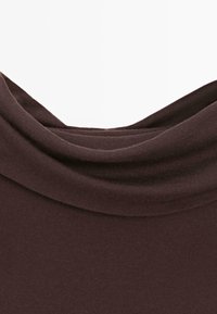 Brauner Strickoberteil mit Schalkragen, glatter Textur und geschichteten Stofffalten, mit einer lockeren Passform um den Ausschnitt.