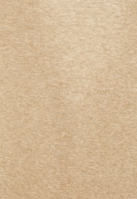 Lichtbeige katoenen stof met een zachte textuur en een subtiel gemêleerd patroon, met een niet-repetitief, licht oneffen oppervlak.