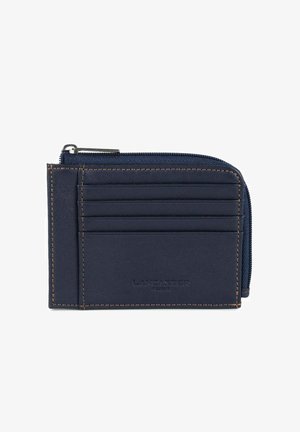 Portefeuille en cuir marine avec un compartiment zippé, cinq emplacements pour cartes, des coutures contrastantes et un logo en relief sur le devant.