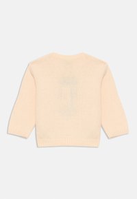 Jasno brzoskwiniowy sweter z dzianiny, okrągły dekolt, rękawy do 3/4, ściągacze przy rękawach i u dołu, miękka faktura, minimalistyczny design, brak widocznych wzorów.