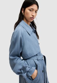 AllSaints KIKKI TRENCH niebieski