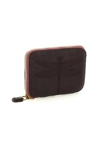 Portafoglio in pelle marrone scuro con un servizio dettagliato di una libellula impresso sulla parte anteriore, dotato di una cerniera dorata e foderato di viola.