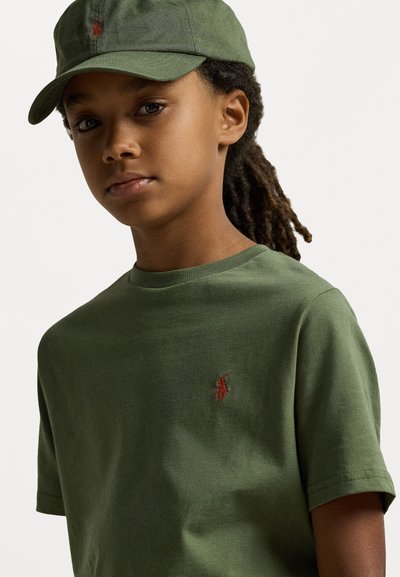 T-shirt de algodão verde oliva com um decote redondo clássico; apresenta um pequeno logótipo bordado vermelho no peito. Combinado com um gorro correspondente.