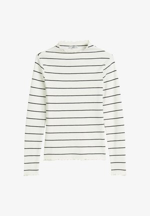 Długi rękaw bluzki z białą podstawą i czarnymi poziomymi paskami, z falbaniastym dekoltem i surowym wykończeniem dla dodatkowej tekstury.