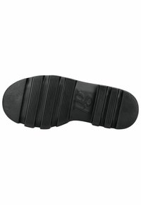 Suela de zapato de goma negra con múltiples estrías pronunciadas, textura suave y un corte circular en la zona de los dedos con detalles en relieve.