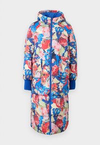 Cappotto imbottito floreale con cappuccio, caratterizzato da fiori rossi, rosa e blu su uno sfondo scuro, due tasche frontali e polsini a coste blu.