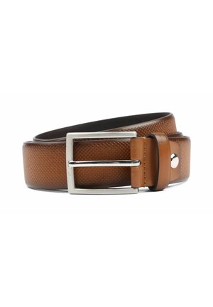 Opgerolde bruine leren riem met een gestructureerd patroon en zilverkleurige rechthoekige metalen gesp op een witte achtergrond.