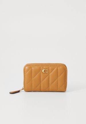 COACH ESSENTIAL SMALL ZIP AROUND CARD CASE WITH PILLOW QUILTING - Πορτοφόλι - honey brown