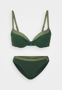 Grünes Bikini-Set mit einem Unterbrust-BH, der glitzernde grüne Träger und ein gedrehtes Vorderteil aufweist, kombiniert mit passenden Bikini-Unterteilen mit glitzerndem Besatz.
