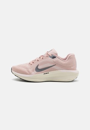 Pantofii sport roz deschis, cu partea superioară din plasă, logo-ul swoosh gri în contrast, guler căptușit, talpă căptușită și talpă din cauciuc pentru aderență.