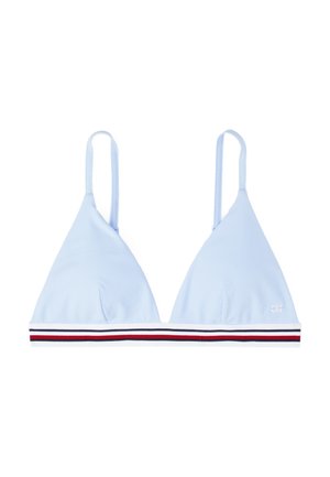 Šviesiai mėlynas trikampis bikini viršus su plonomis petnešėlėmis ir daugiaspalve dryžuota juosta apačioje. Audinio išroganos tekstūra.