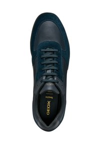 Sneaker blu navy con una combinazione di pelle liscia e suede, punta rotonda, dettagli cuciti e design con lacci sul davanti, dotato di logo dorato.