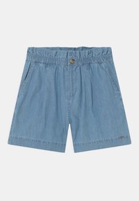Pantalones cortos de mezclilla azul claro con cintura elástica y un botón frontal, que cuentan con dos bolsillos laterales y una textura de tela suave.