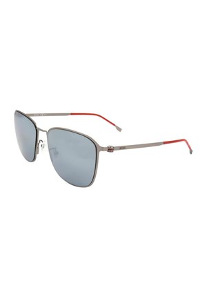 Occhiali da sole con montatura in metallo, lenti grigie e aste sottili, con punte rosse e il nome del marchio Boss sul lato.