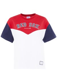 Camiseta bloqueada en rojo, blanco y azul marino con gráfico "RED SOX", mangas cortas, cuello redondo y logo bordado en el dobladillo.