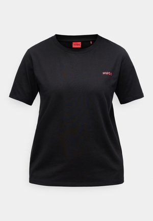 T-shirt preta de mangas curtas feita de algodão; apresenta um pequeno logótipo vermelho "HUGO" no lado esquerdo do peito e uma gola redonda. Textura suave.