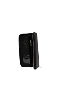 Portafoglio in ecopelle nera con chiusura a zip, scomparti interni per carte e una texture liscia. Presenta dettagli in hardware dorato.