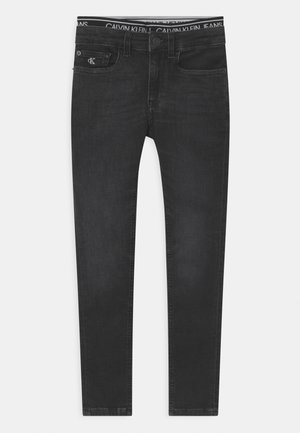 Zwarte denim jeans met een slanke pasvorm, voorzien van een tailleband met het "CALVIN KLEIN JEANS" logo, voorkruis en een klassiek ontwerp.