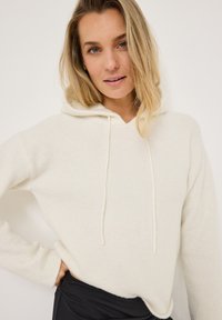Lichtkleurige sweatshirt met capuchon, gemaakt van zachte gebreide stof, met een V-hals, trekkoorden en een relaxte pasvorm met geribbelde manchetten.