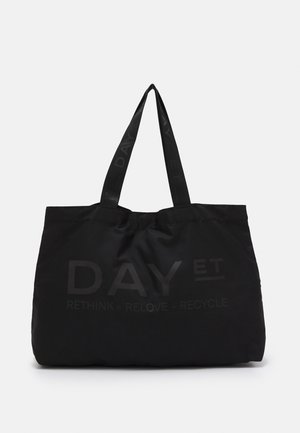 Borsa tote nera in tessuto con texture liscia. Presenta un logo e un testo in rilievo scuro: "DAY ET RETHINK - RELOVE - RECYCLE" sul davanti.