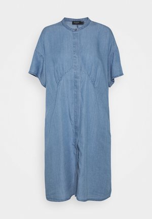 Robe en jean bleu clair à manches courtes, col mao, fermeture à boutons et détail de couture courbe sur le devant.