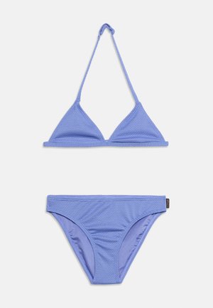 Conjunto de bikini de tela texturizada color púrpura claro con top de triángulo halter y braga clásica a juego sobre fondo blanco.