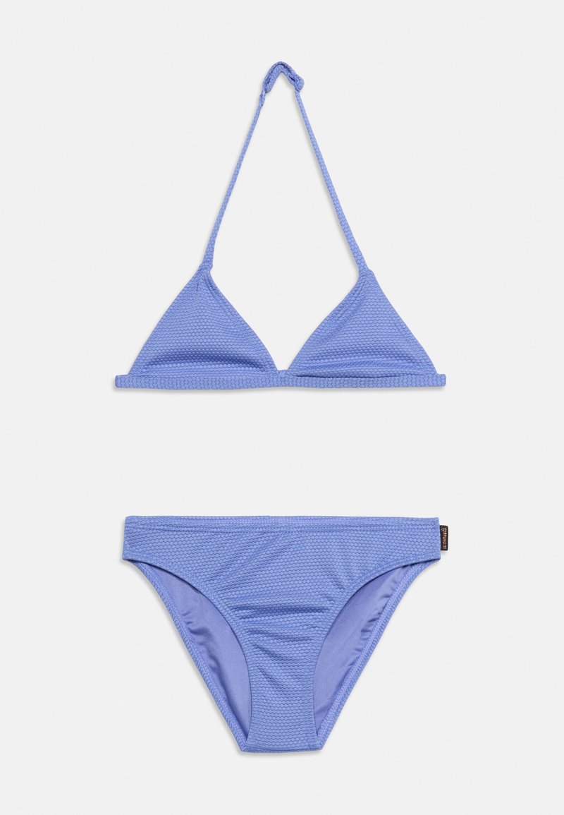 Σετ μπικίνι από υφασμάτινο ύφασμα ανοιχτού μωβ με τριγωνικό τοπ με halter και κλασικό στυλ κάτω μέρος σε λευκό φόντο.