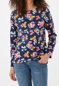 Námořnický dlouhý rukáv květinový top s růžovými, žlutými a bílými vzory květin. Měkká tkanina s kulatým výstřihem a volným střihem.