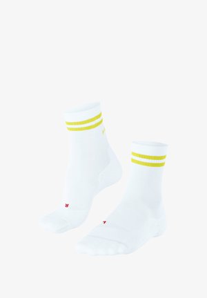 Weiße Knöchelsocken mit zwei gelben Streifen oben und einem kleinen roten "R" an der Sohle. Hergestellt aus glattem, elastischem Material.