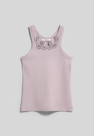 Ärmelloses, geripptes Lavendeltanktop mit Rundhalsausschnitt und dekorativer Spitzenverzierung entlang des Halsausschnitts auf neutralem Hintergrund.