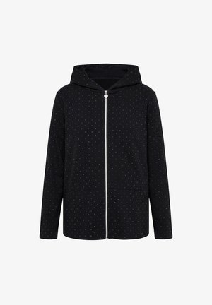Černá mikina s kapucí na zip s malými bílými puntíky, předními kapsami a přívěskem ve tvaru srdce na zipu na jednobílém pozadí.