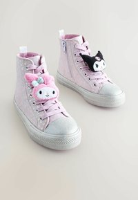 Rosa glitzernde High-Top-Sneaker mit silbernen Gummizügen an der Zehenkappe, ausgestattet mit kuscheligen Charakter-Akzenten an den Schnürsenkeln und einem seitlichen Reißverschluss für einfaches Anziehen.