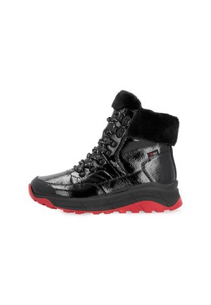 Bottines en cuir verni noir avec un col en fausse fourrure, semelle en caoutchouc rouge et un design à lacets noirs avec des éléments en métal.