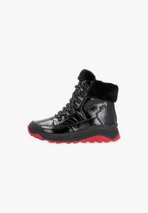 Bottines en cuir verni noir avec un col en fausse fourrure, semelle en caoutchouc rouge et un design à lacets noirs avec des éléments en métal.