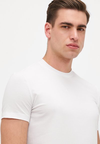 Weißes T-Shirt mit kurzen Ärmeln aus Baumwolle. Enganliegendes Design mit Rundhalsausschnitt und glatter Textur, geprägt von klaren, minimalistischen Linien.