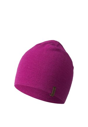 Różowa dzianinowa czapka typu beanie o gładkiej fakturze i dopasowanym kształcie, z małą, brązową metką materiałową po boku.