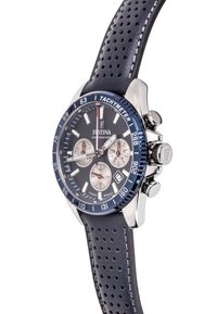 Hronogrāfa pulkstenis ar zilu rāmīti, sudraba ciparnīcu, struktūru zilu ādas siksnu, nerūsējošā tērauda korpusu un trim subciparnīcām laika funkcijām.