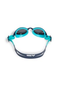 Okulary pływackie Arena z ciemnymi soczewkami, niebieską oprawą i akwamarynowym silikonowym uszczelnieniem oczu, wyposażone w regulowane paski zapewniające pewne dopasowanie.