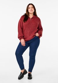 Zizzi FLASH MIT HOHEM KRAGEN UND REISSVERSCHLUSS - Maglione - merlot mel