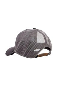 Gorra de béisbol de malla gris con visera curvada, correa trasera ajustable y paneles de ventilación para transpirabilidad. Etiqueta visible en el costado.