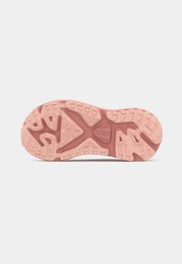 Rosa gummisula med texturerade mönster och en upphöjd logotyp. Funktioner inkluderar konturerade former och tjocka greppklackar.