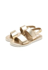 Sandalias metálicas doradas con dos correas anchas, punta abierta y una plantilla acolchada. Suela de goma blanca con agarre texturizado. Diseño minimalista.