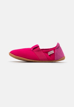 Bottines roses à enfiler en coton et en daim, avec une semelle en caoutchouc flexible et des bandes élastiques pour un enfilage facile. Agrémentées d'une étiquette de marque.