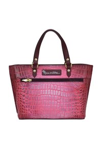 Krokodillenleer gehamerde draagtas in roze, met gouden hardware, donkere handvatten en een voorkant met ritszak met een merketiket.