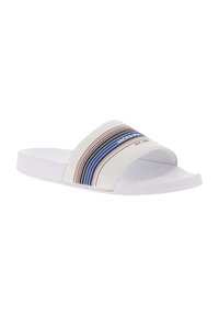 Sandalias deslizantes blancas con una tira ancha que presenta rayas azules, rojas y negras. La suela es plana y blanca, ofreciendo un diseño casual y deportivo.