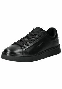 Sneaker in pelle nera con superficie testurizzata, suola piatta in gomma nera e punta rotonda. Presenta lacci testurizzati e logo sul lato.
