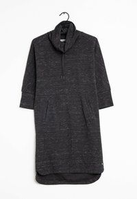 Abito pullover lungo grigio scuro, con maniche lunghe, collo a cascata, tasche frontali e orlo leggermente curvo, realizzato in un tessuto testurizzato con leggere macchie. 