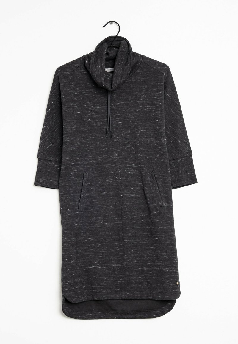 Abito pullover lungo grigio scuro, con maniche lunghe, collo a cascata, tasche frontali e orlo leggermente curvo, realizzato in un tessuto testurizzato con leggere macchie. 