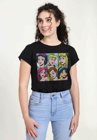 Sort bomulds T-shirt med otte tegneserie-prinsesse ansigt i et gittermønster, farverige detaljer på en lys baggrund. Høj halsudskæring, korte ærmer.